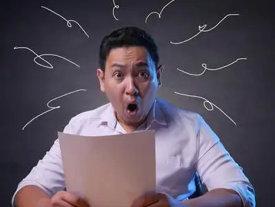 滑稽的商人张嘴大吃一惊照片