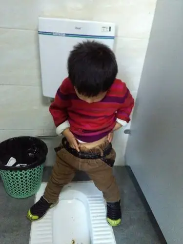 早早在公共厕所蹲着拉大便