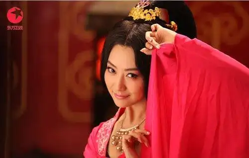 白冰《隋唐演义》"傍大款" 抛胸还原萧美娘