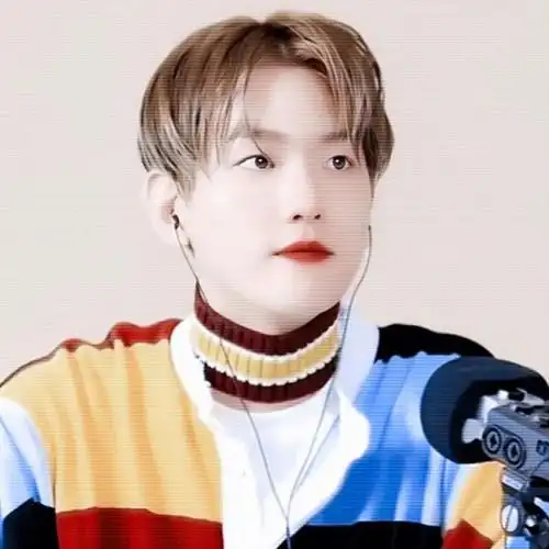 当在新闻发布会上,他被记者问到有心仪的女生吗,他