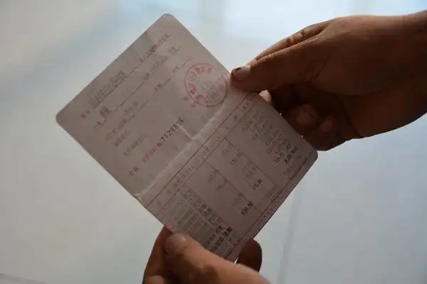 新婚当天公公给我一张10万存折,正要感谢,无意瞅见他的鞋傻住