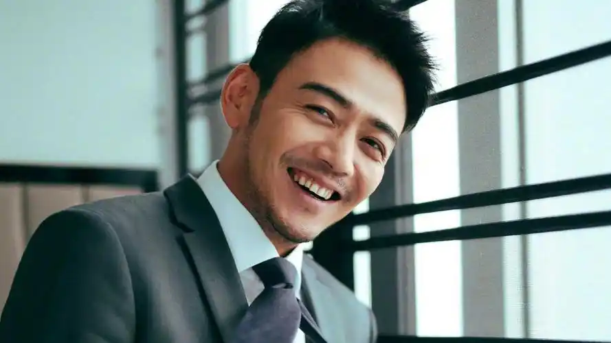 杨烁带妻子和母亲吃饭全程黑脸,还说错话让妻子眼含热泪转身离开