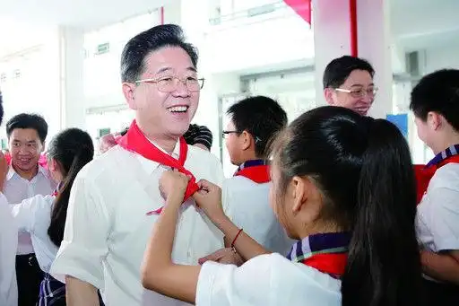 李亿龙前往高新区祝融小学看望孩子们