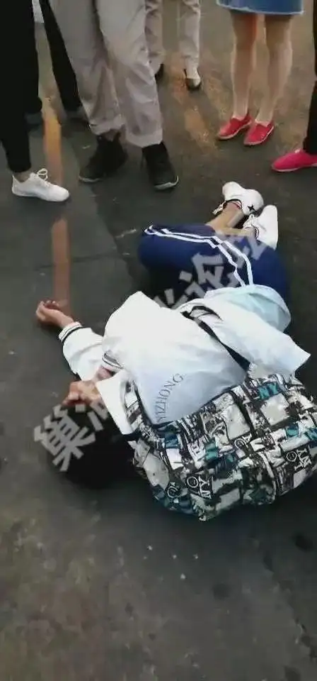 现场视频突发车祸巢湖一中学门口一学生骑自行车上学被撞倒地不起
