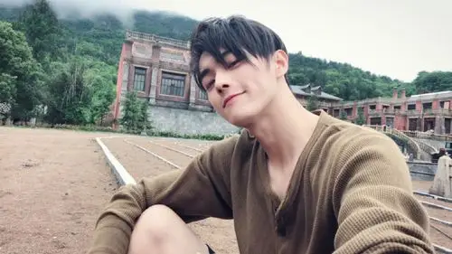 许凯生活照,分享一组许凯图片给大家,图中的明星图片壁纸会点缀