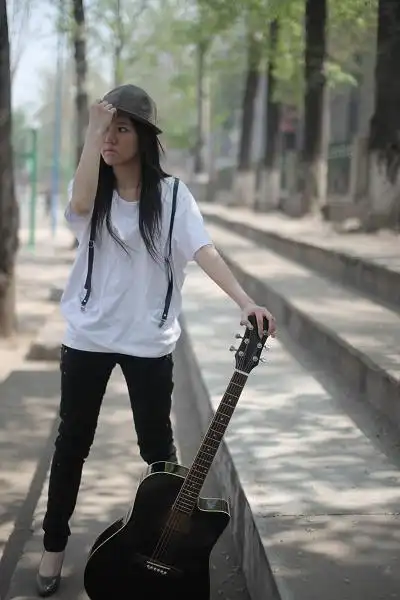 该道具的购买过程出动了山大的好几位资深摇滚青年 除了吉他,衣服裤子