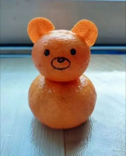 无聊得开始对橘子下手了