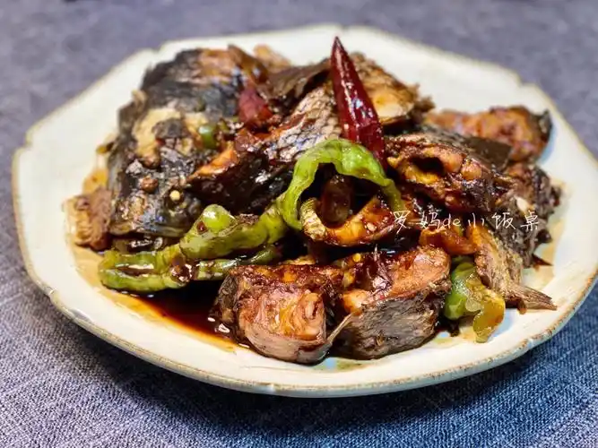 今晚不想动脑子,跟着食谱傻瓜式做菜#下厨房 一条黑鱼做香辣鱼块,香肠