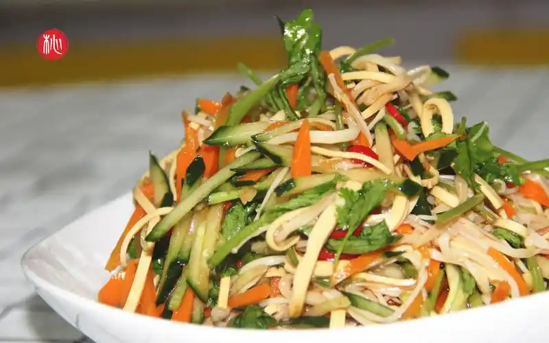 用黄瓜,胡萝卜,豆腐丝,金针菇拌凉菜,适合夏天吃,开胃下饭