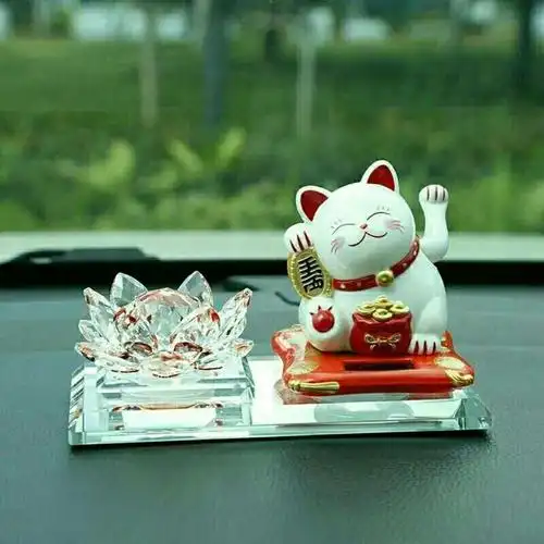 财神太阳能汽车摆件招财猫中控台车载香水座桌面男女车内饰品礼物