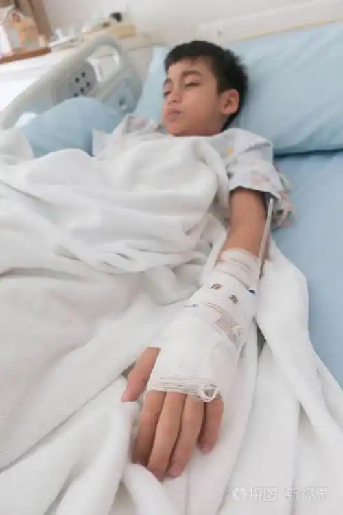 小男孩患流感需要用生理盐水静脉注射静脉注射,手压照片-正版商用图片