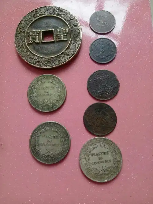 这些古钱币请行家们帮鉴鉴哪枚最值钱,各枚值多少钱?