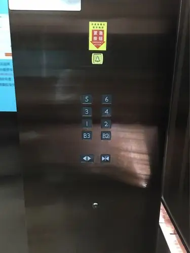 妈妈带我去八佰伴,电梯按钮都是数字.