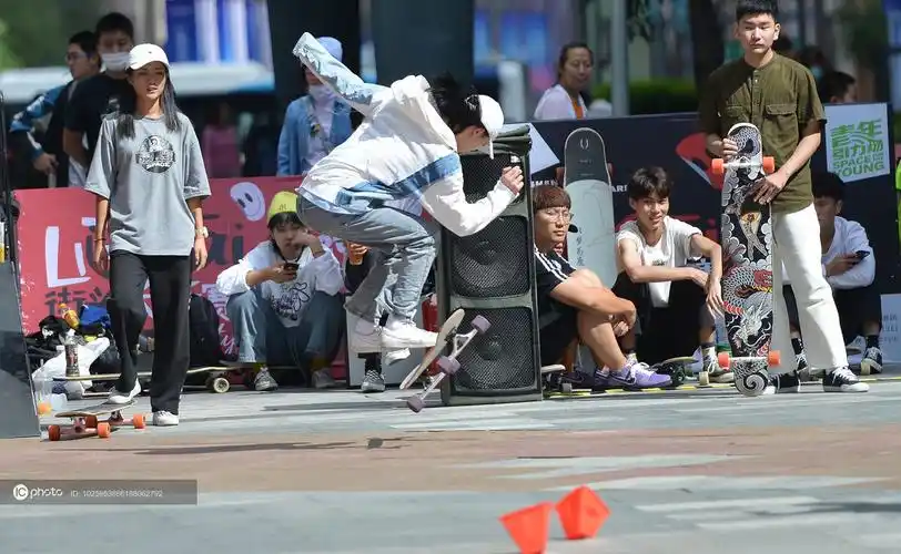 2020沈阳溜gai街头长板赛青年男女滑板选手踏板出战