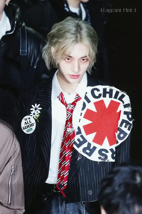 男一,stray kids唯一门面主舞全球人气top#黄铉辰#的眉钉初次亮相90