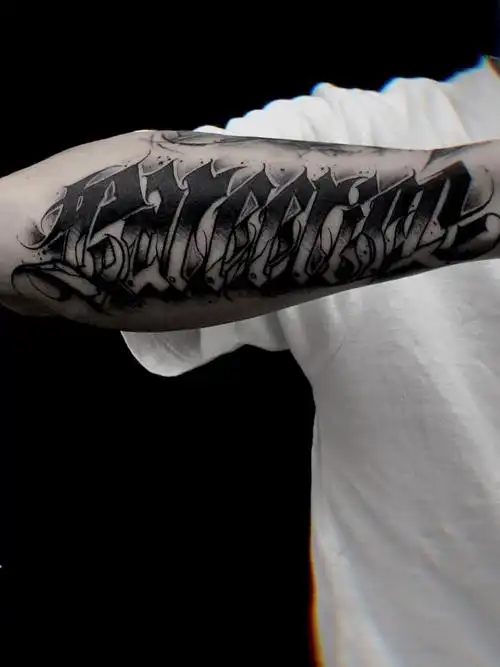 哥特花体字暗黑纹身