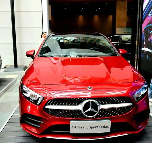 红色奔驰牌轿车