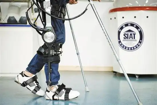 深圳研究团队研制出外骨骼机器人 让残疾人体验行走