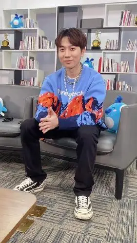 wow~ 是今日份帅气的@seant肖恩恩! 已经到达节目直播间啦!