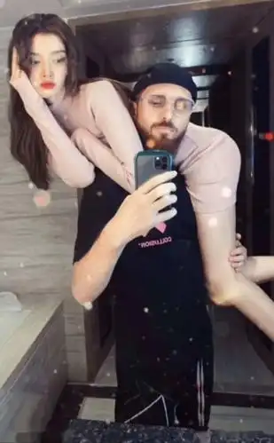 俞灏明应战男友力爆棚过肩抱网友直呼是肌肉男的福音