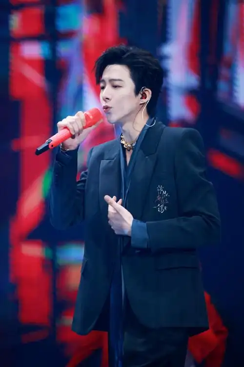 刘宇宁34岁生日照