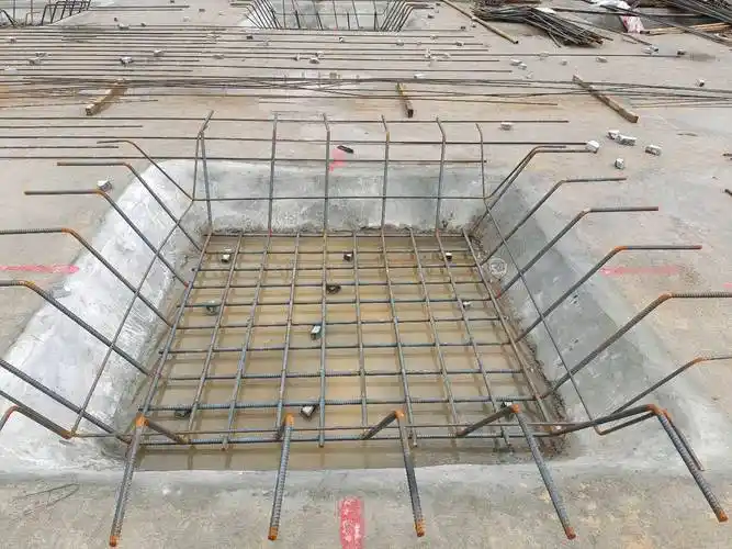 独立基础下柱墩隔一锚一是否合理