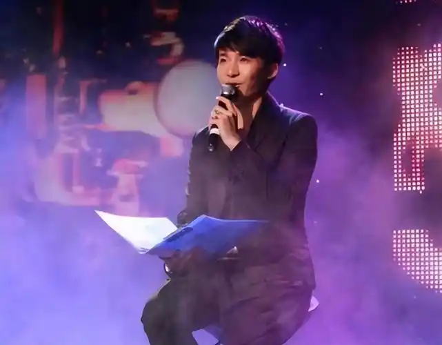 老师推荐他去参加深圳卫视的青春之星主持人比赛