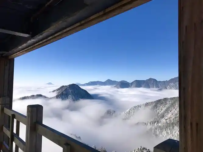 窗含西岭千秋雪