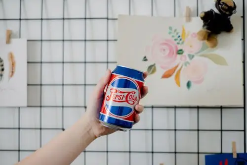 可乐美女手拿百事可乐的图片手拿可乐的图片女手里拿着百事可乐王嘉尔