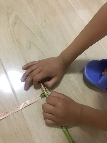 将米尺零刻度线对准记号笔