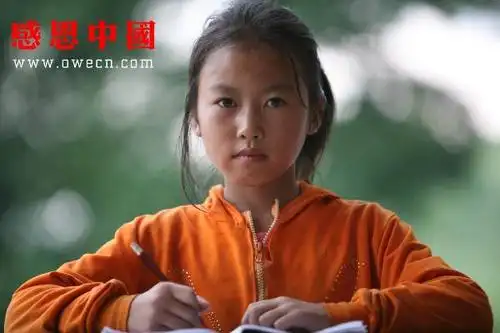 该同学家庭生活状况以及贫困原因: 家中爷爷长年生病,无经济收入