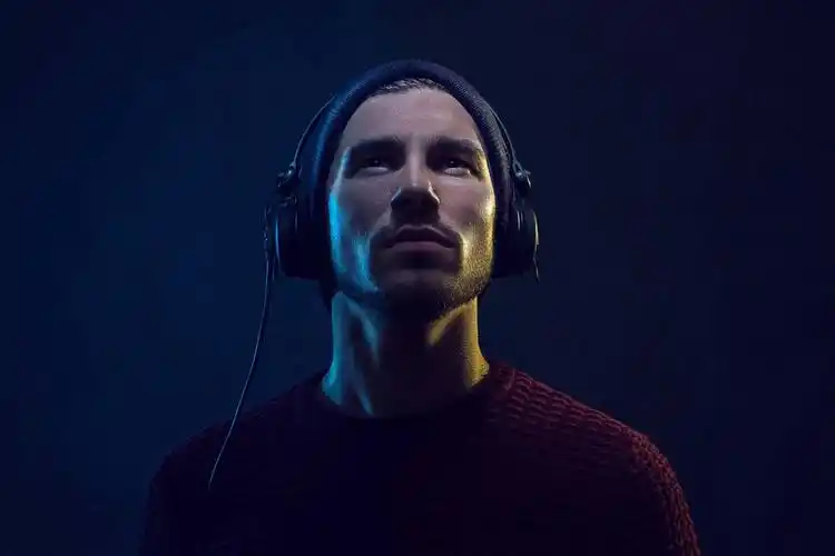 戴耳机的人物青年高清图片