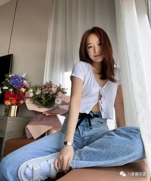 陈滢加国返港酒店隔离21日小白tee疑真空上阵性感回归