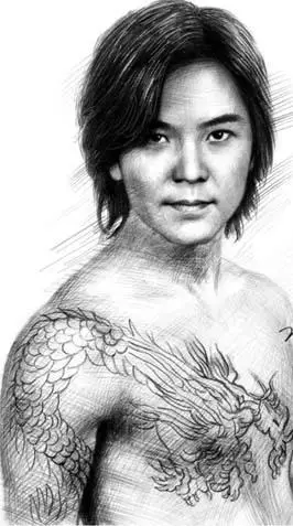 饰演的黑帮人物"陈浩南"身体有一条从右胸部延伸肩部到右臂的龙形纹身