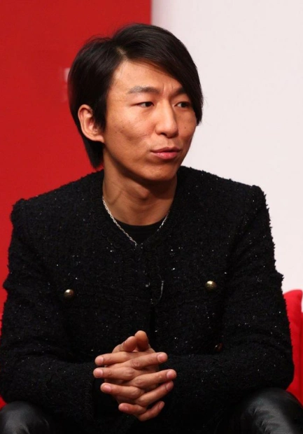 原创43岁陈羽凡近照曝光,打扮休闲与朋友聚会,皮肤黝黑身材发福