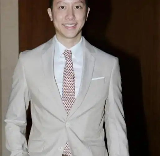 何广沛和朱晨丽在2017年因合作剧集《超时空男臣》而传出绯闻,尽管