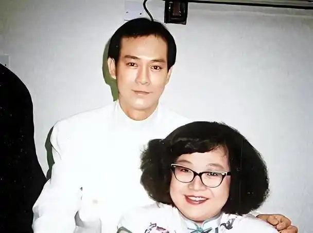 邓光荣这位在香港有极高影响力的人物,当着所有亲友团的面对郑少秋