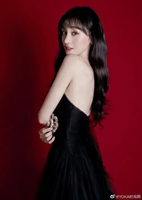 星尚人##郑爽[超话]#身着@prada普拉达黑色饰水晶抹胸礼服出席今日