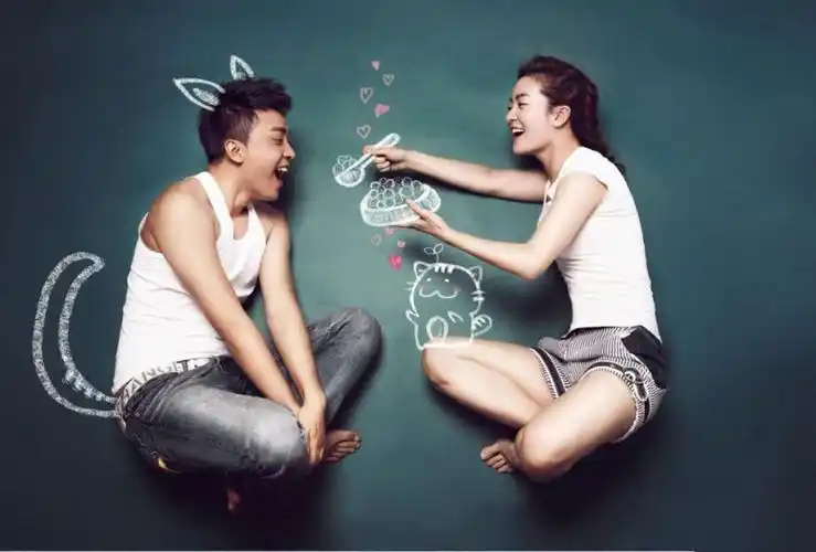 我记得有一张图片,是一个女生,拿着筷子喂男生吃的.谁有这张图片?