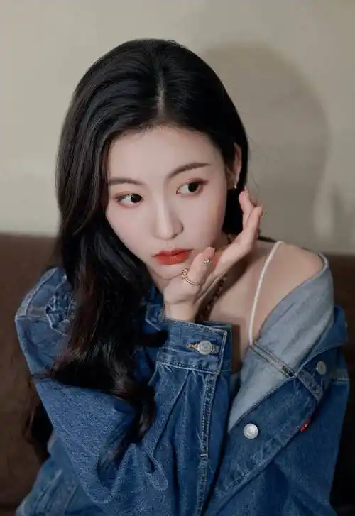 孙芮分享牛仔造型写真, 时尚帅气兼具甜酷十足