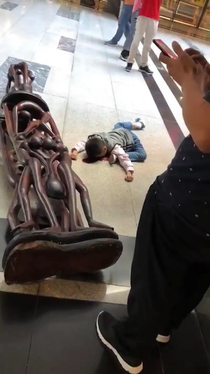展示雕塑倒下,七岁男孩当场死亡