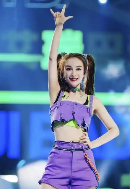 37岁吴昕上《乘风破浪》大秀蛮腰细腿,曾经的"小粗腿"好自信啊_减肥