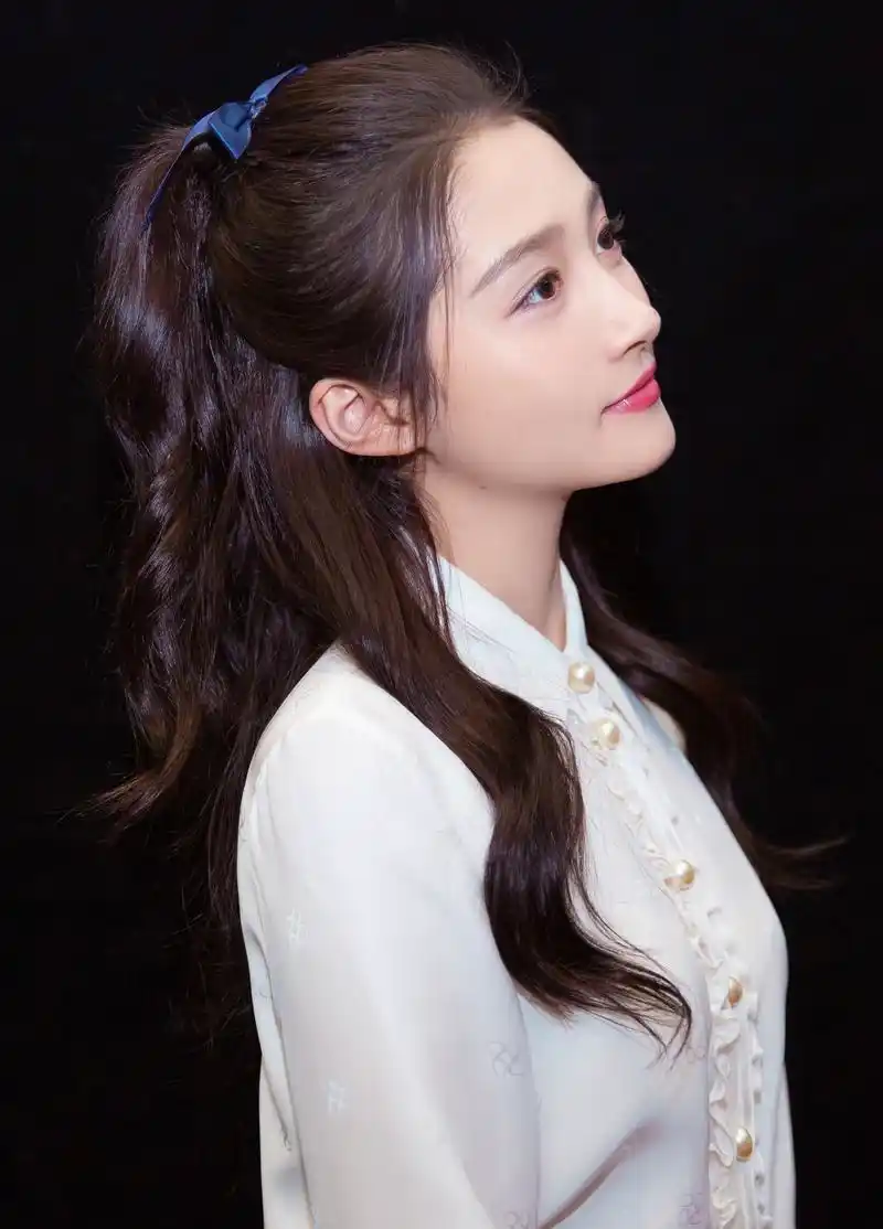 五四百年传承精神,全国向上向善好青年关晓彤连续第三年登上央视五四