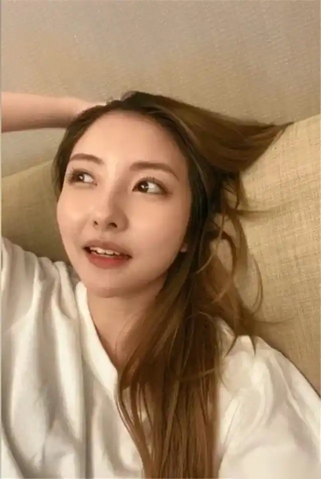 王思聪前女友豆得儿素颜直播,大谈整容经验,自曝经常打玻尿酸.