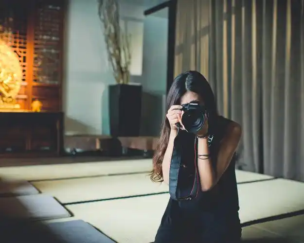 亚洲女孩使用佳能相机 壁纸