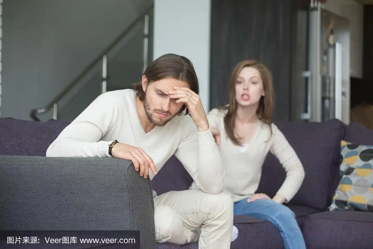 青年男女在家里吵架