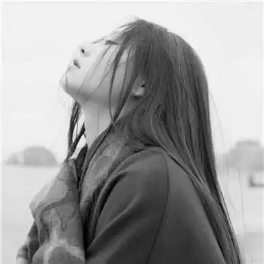 qq高冷孤独女生头像黑白高清图片秒回是这个世界最暖的技能