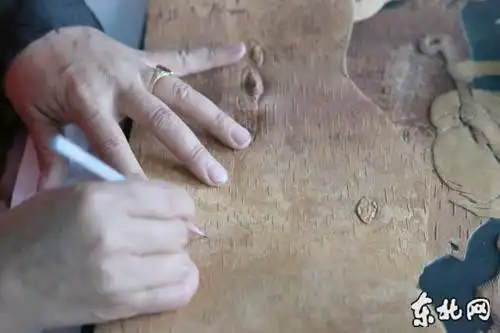在桦树皮上画图.东北网记者 王忠岩 摄