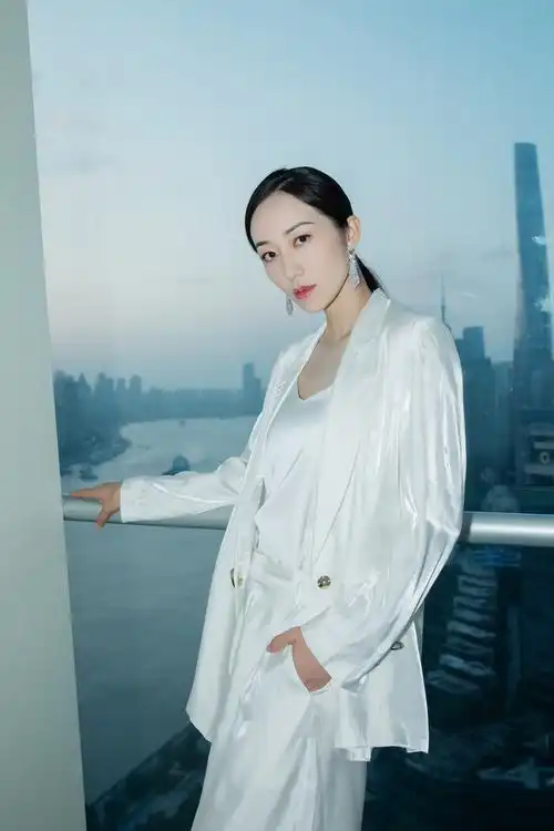 纯白西装帅气马尾现身韩雪又美又飒