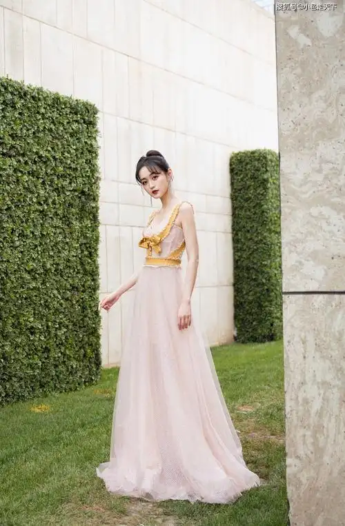 何泓姗白色长裙性感写真